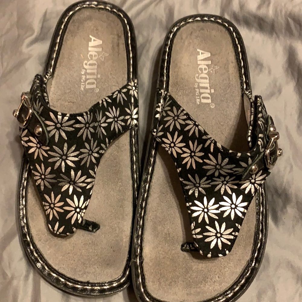 EUC Alegria sandals